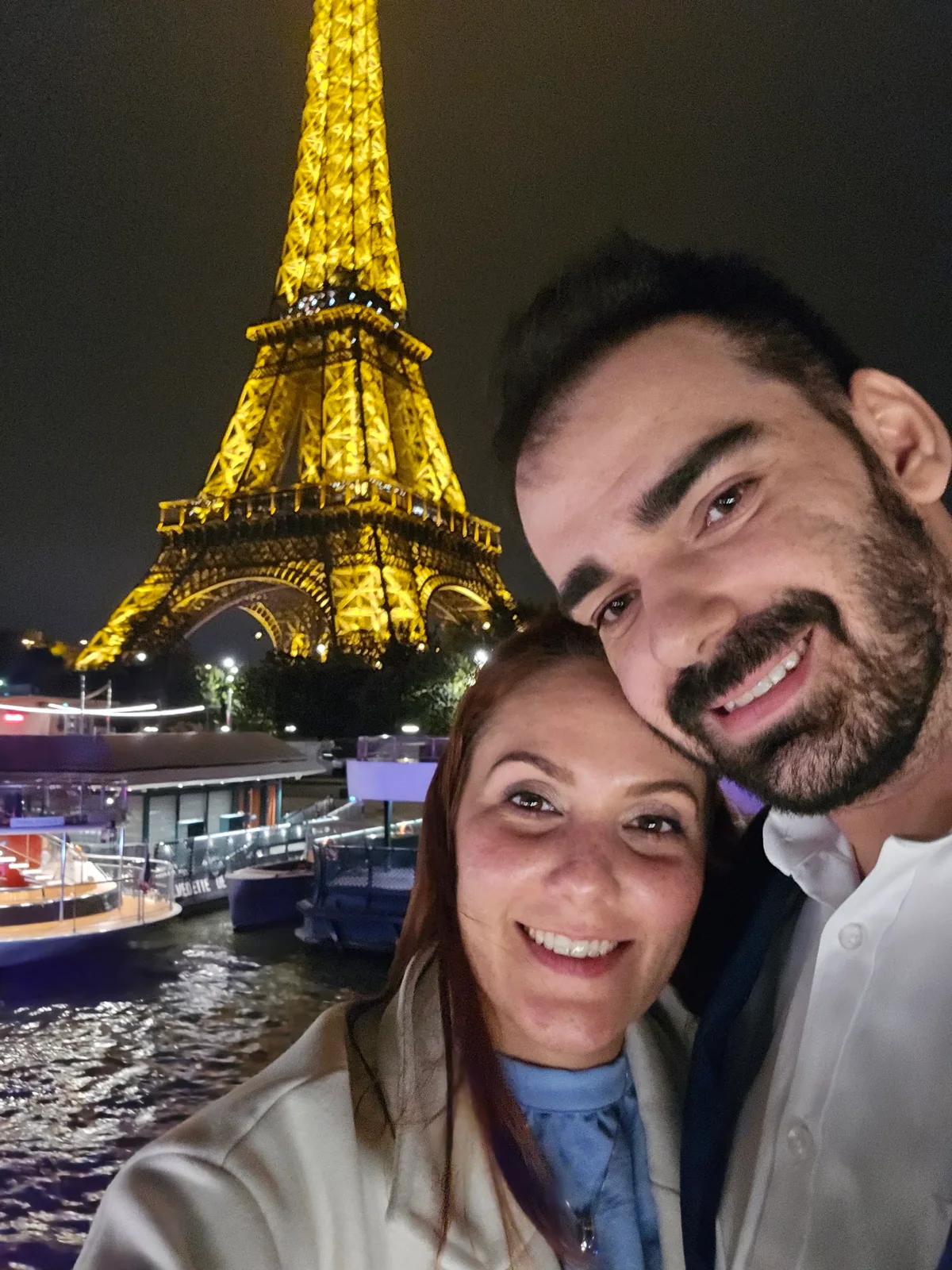 Thiciani e Malcoln diante da Torre Eiffel, em Paris